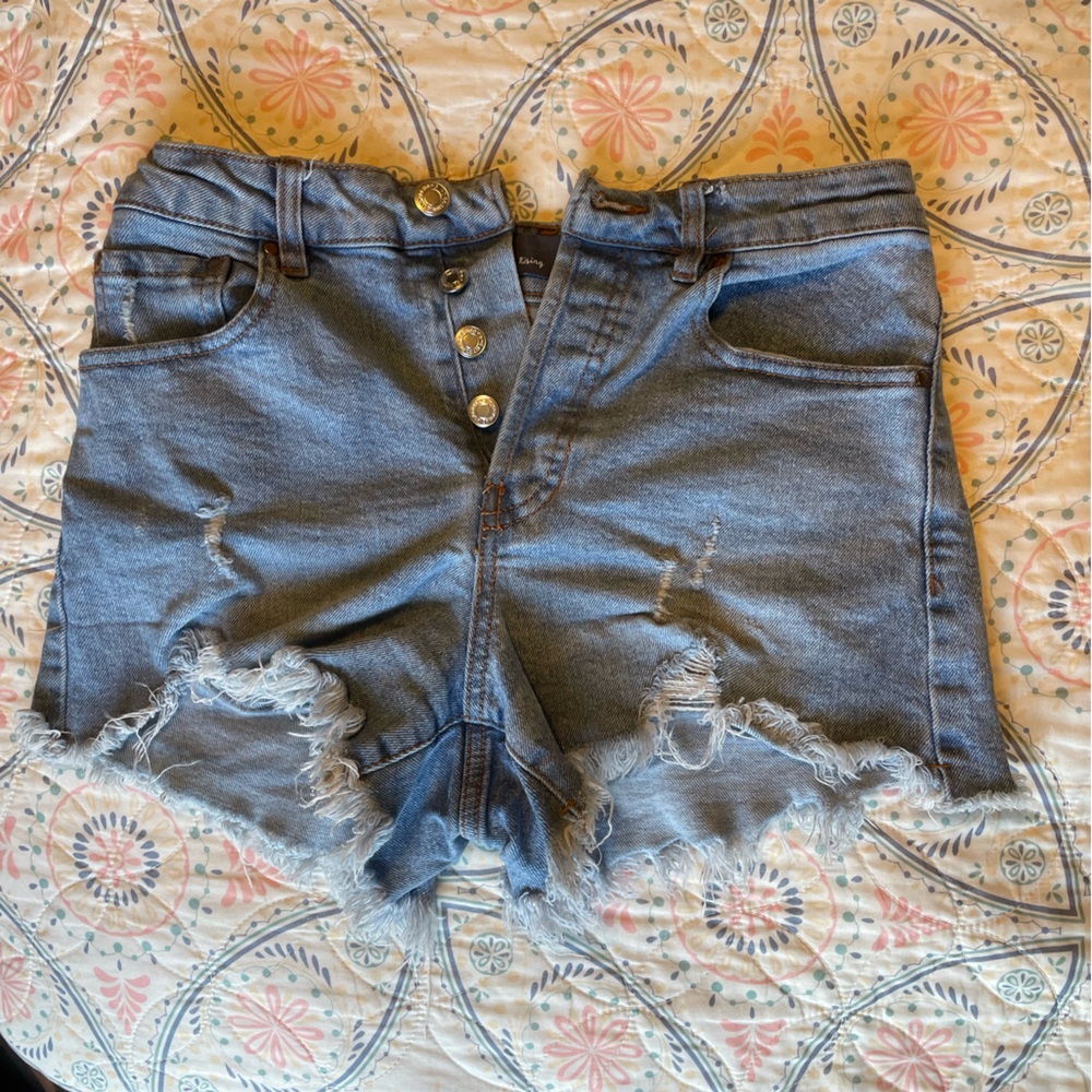 Denim Frayed Hem High-Waist Jean Shorts - Blue